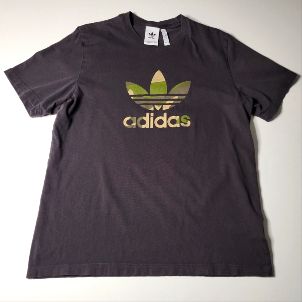Adidas graphic Tshirt L